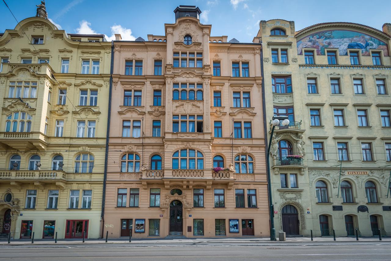 Riverside Apartment With A Balcony Praha Bagian luar foto