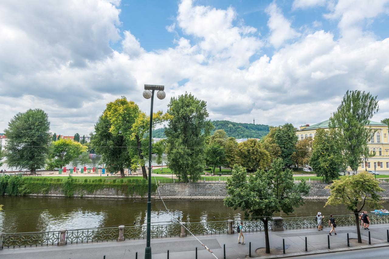 Riverside Apartment With A Balcony Praha Bagian luar foto